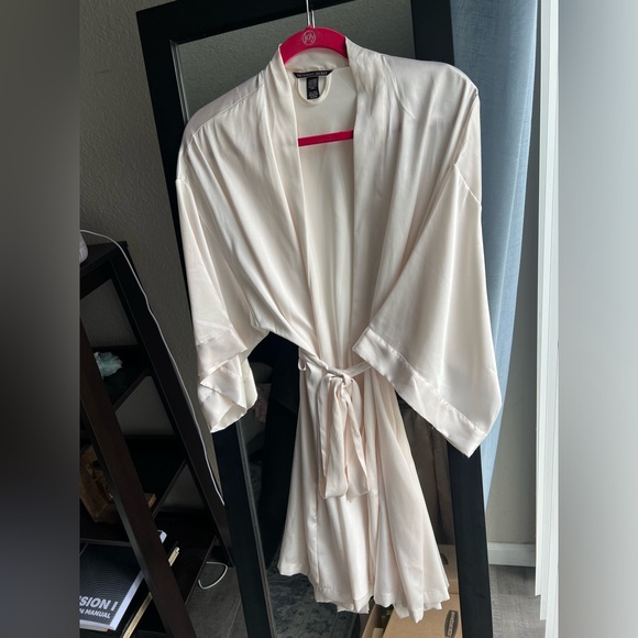 Set of two (2) satin robes - Picture 3 of 12